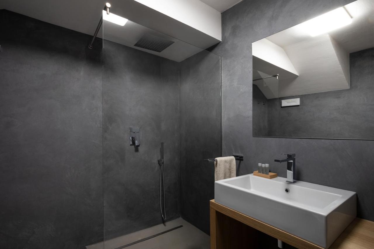 The Square Cannigione Luaran gambar